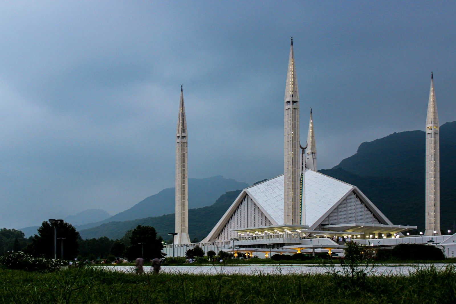 Faisal Mosque in Islamabad with the Margalla Hills behind